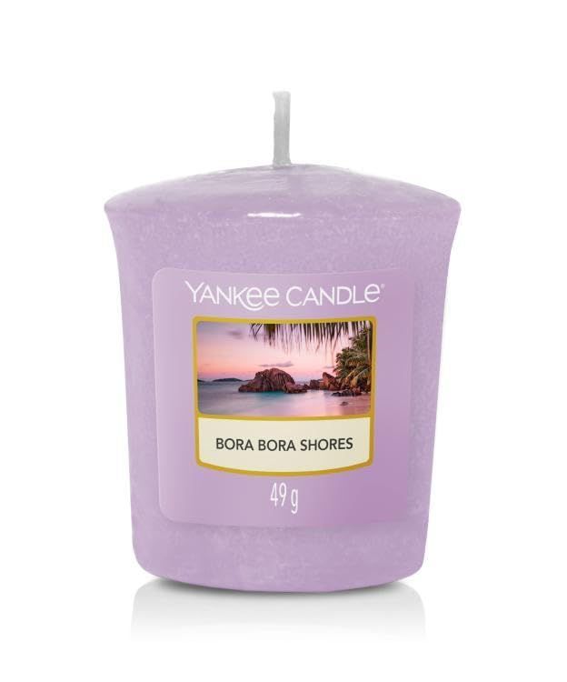 Fliederfarbene Kerze mit Etikett. Aufschrift: Yankee Candle, Bora Bora Shores, 49 g. Mit Docht.