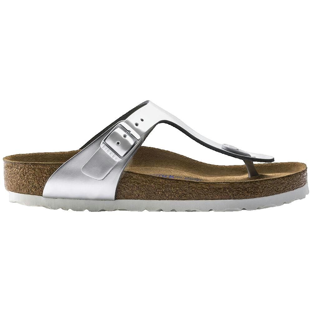 Sandalo Birkenstock Gizeh Soft. Tomaia argento, plantare in sughero, fibbia regolabile. Infradito. Bordo suola bianco.