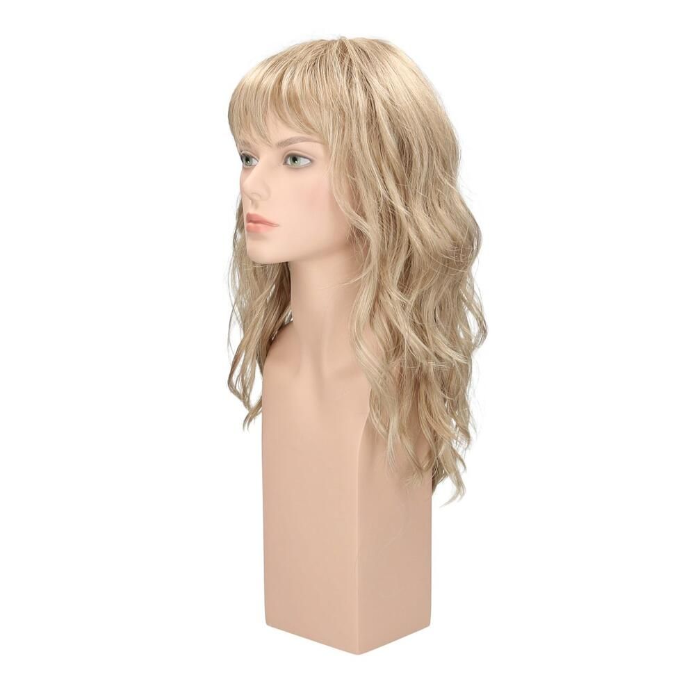 Perücke Kiky von trendhair, Seitenansicht. Blondes, gewelltes Haar mit Pony auf einem Schaufensterkopf.