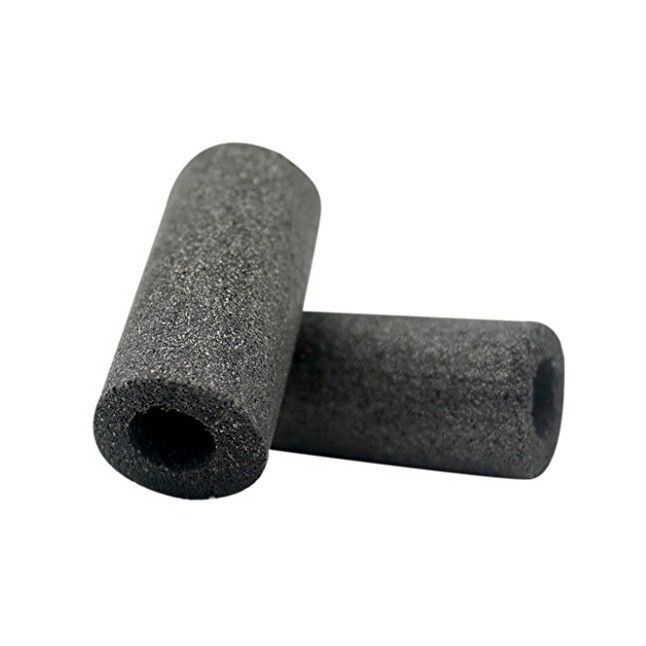 Zwei zylindrische Filter. Schwarzes Material mit zentraler Öffnung. Nahaufnahme, weißer Hintergrund.