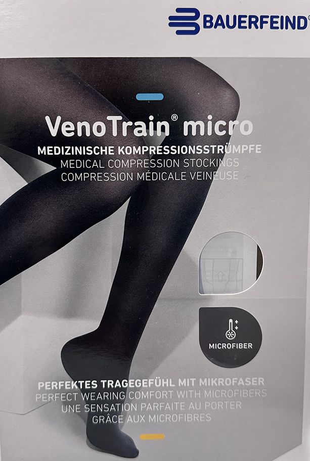 Verpackung mit Kompressionsstrümpfen. Marke Bauerfeind, Modell VenoTrain micro. Medizinische Kompressionsstrümpfe, schwarz.