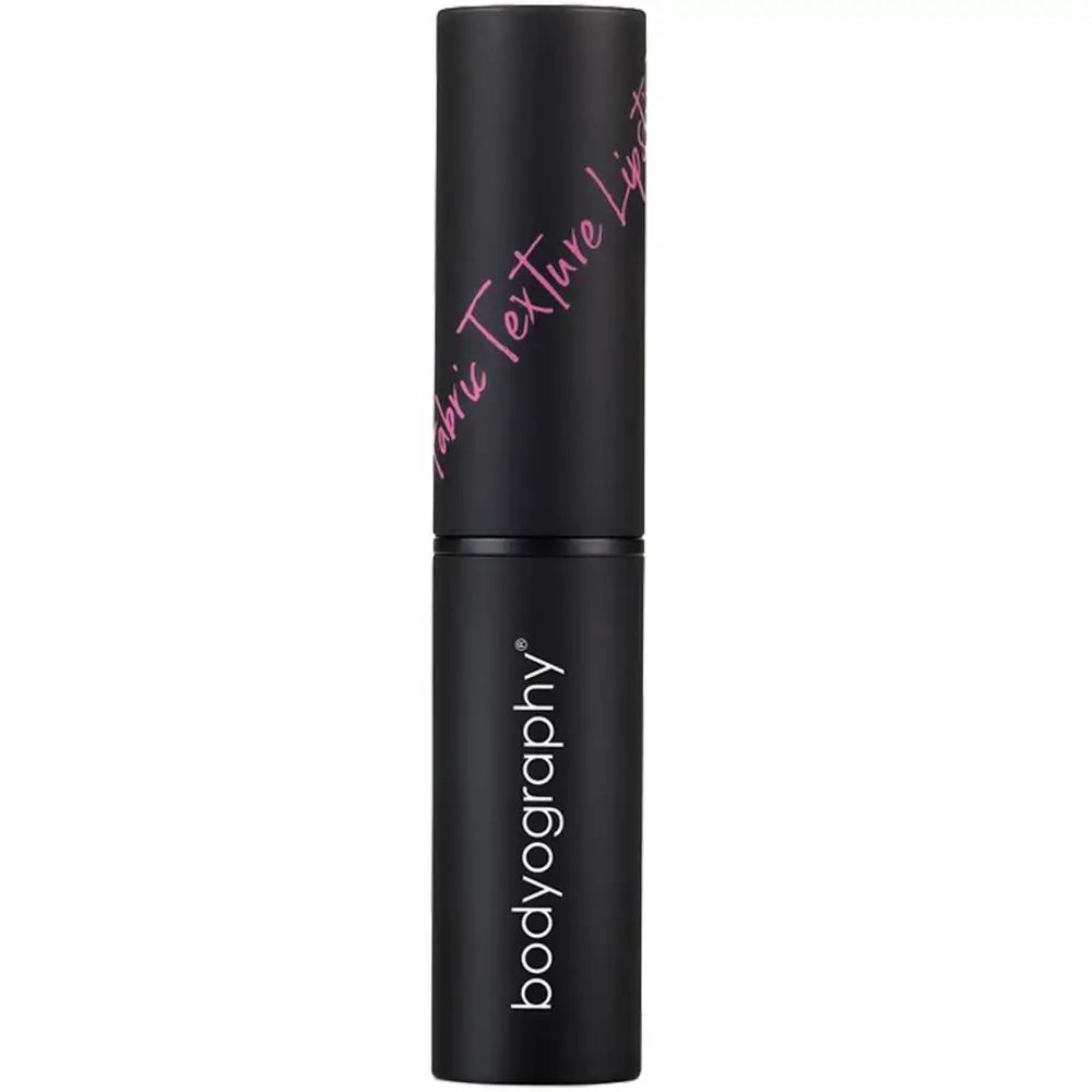 Schwarzer Lippenstift mit rosa Schriftzug "Fabric Texture Lipstick" und dem Markennamen "bodyography".