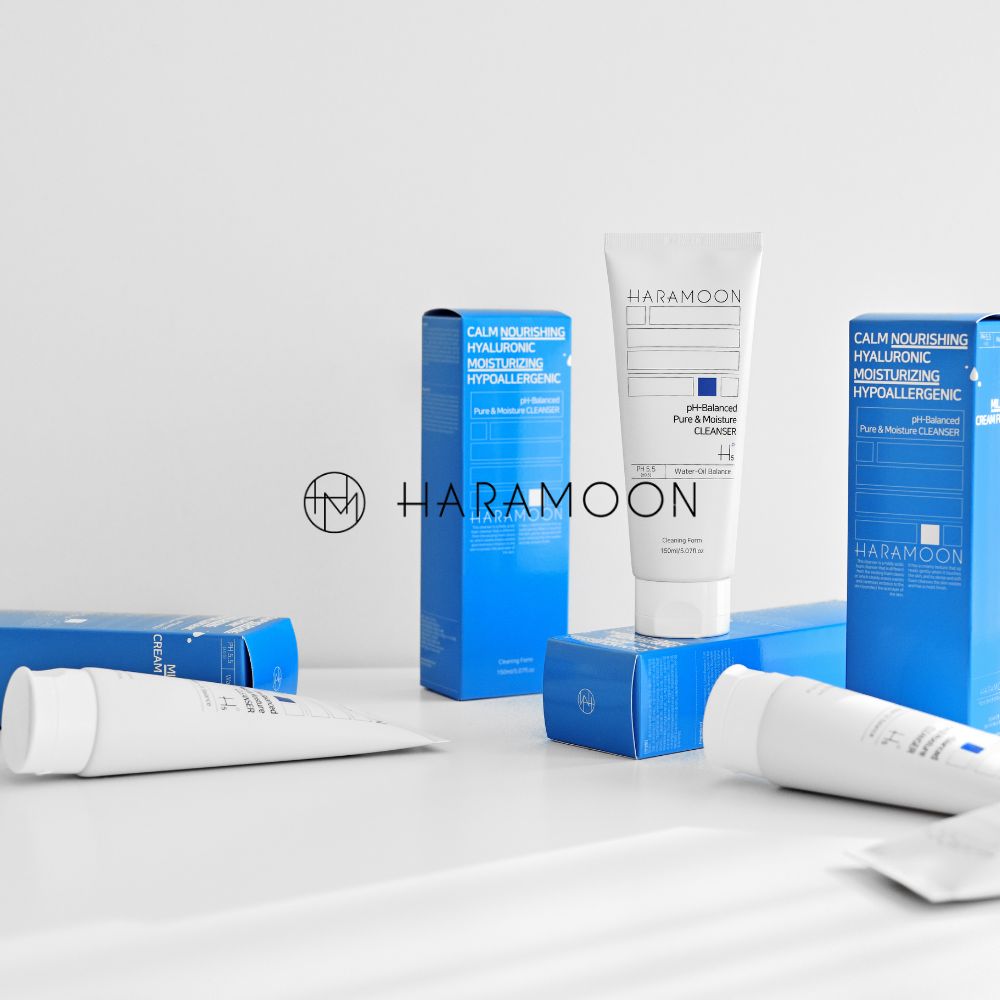 Mehrere Tuben und Verpackungen. Text: pH-Balanced Pure & Moisture CLEANSER. HARAMOON Logo. Blaue Verpackung.
