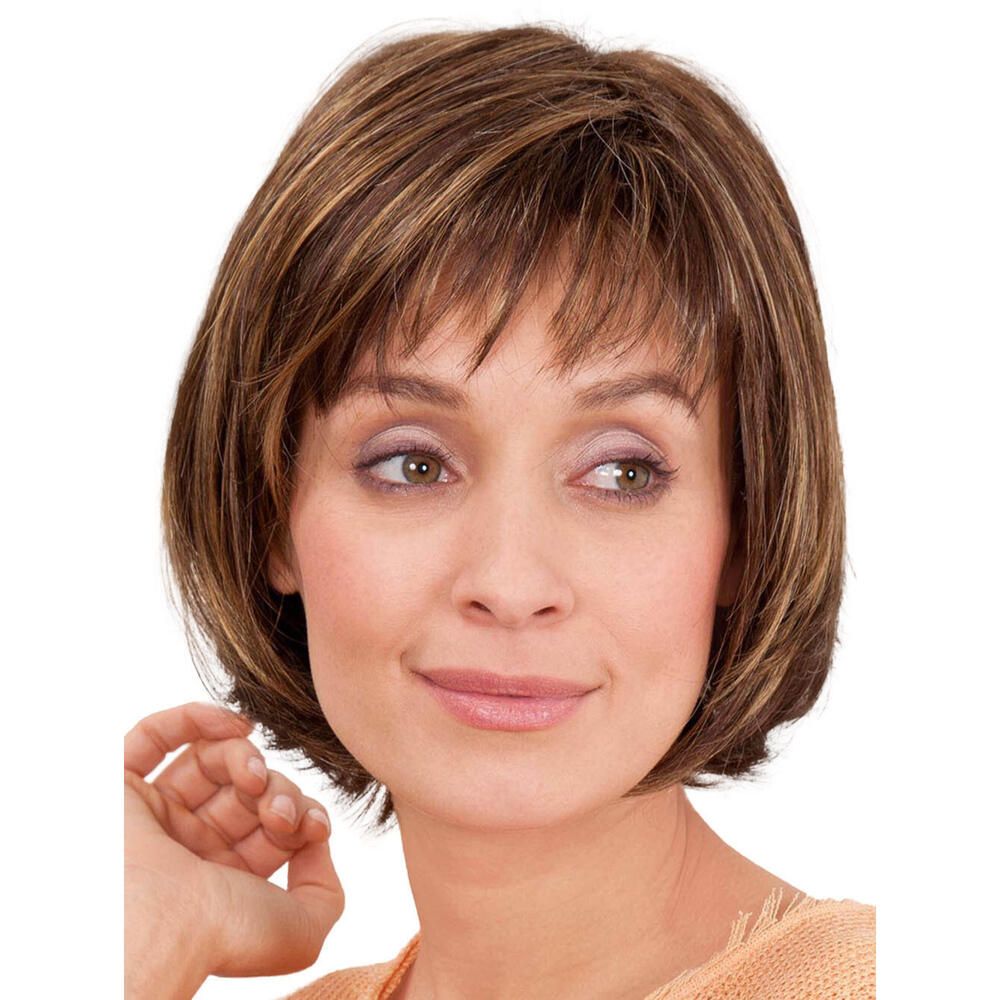 Perücke Maren von trendhair. Bob-Frisur mit Pony, braun mit helleren Strähnen. Frau mit Blick zur Seite.