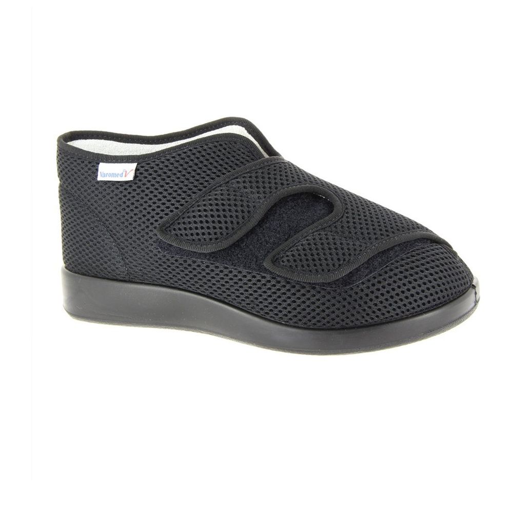 Schwarzer atmungsaktiver Verbandschuh mit Klettverschluss und Mesh-Obermaterial.