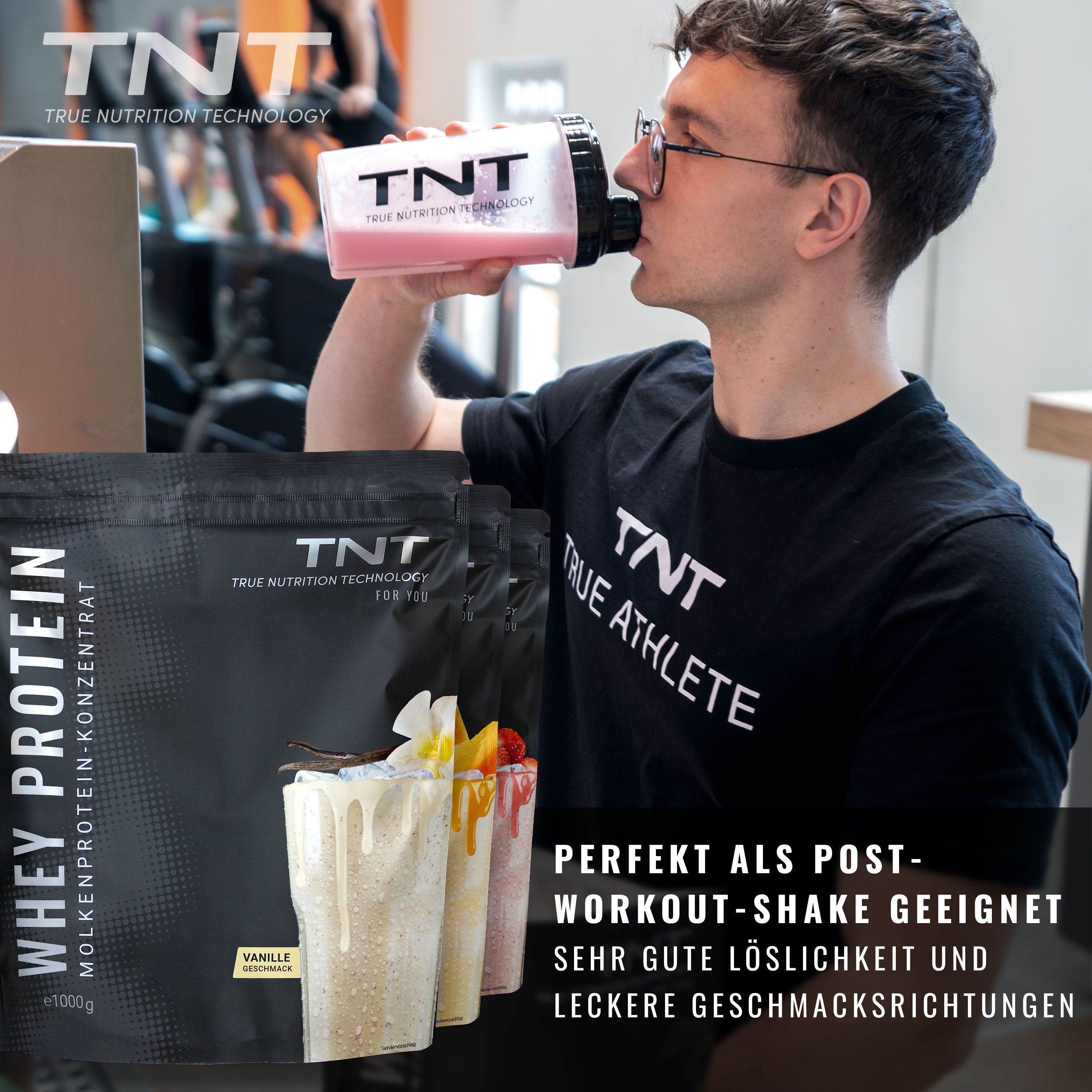 Mann trinkt aus einem Shaker. Im Hintergrund: TNT Whey Protein Konzentrat, drei Gläser Shakes. Text: Perfekt als Post-Workout-Shake geeignet.