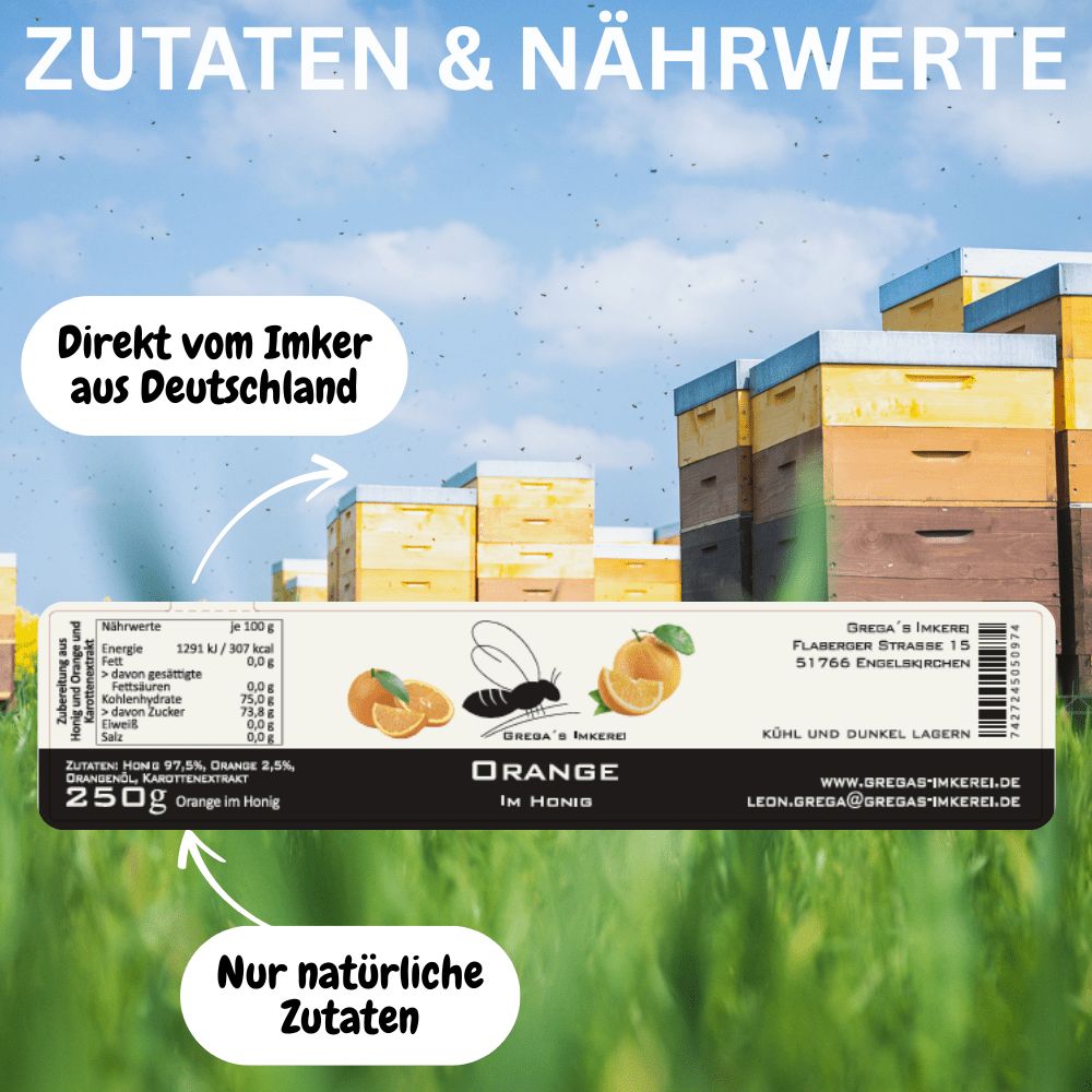 Glas Bratapfelgenuss im Honig auf einem Holzbrett mit Äpfeln und Zimt.