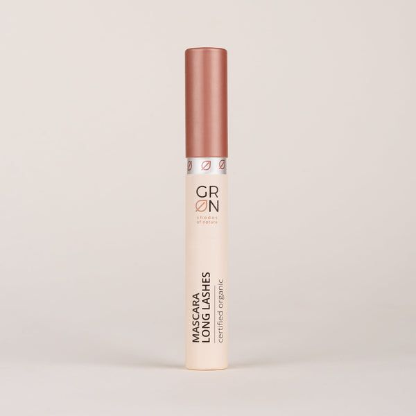 Mascara-Tube mit Bürste. Aufschrift: GRN, Mascara Long Lashes, zertifiziert organisch. Schwarze Bürste, rosafarbener Deckel.