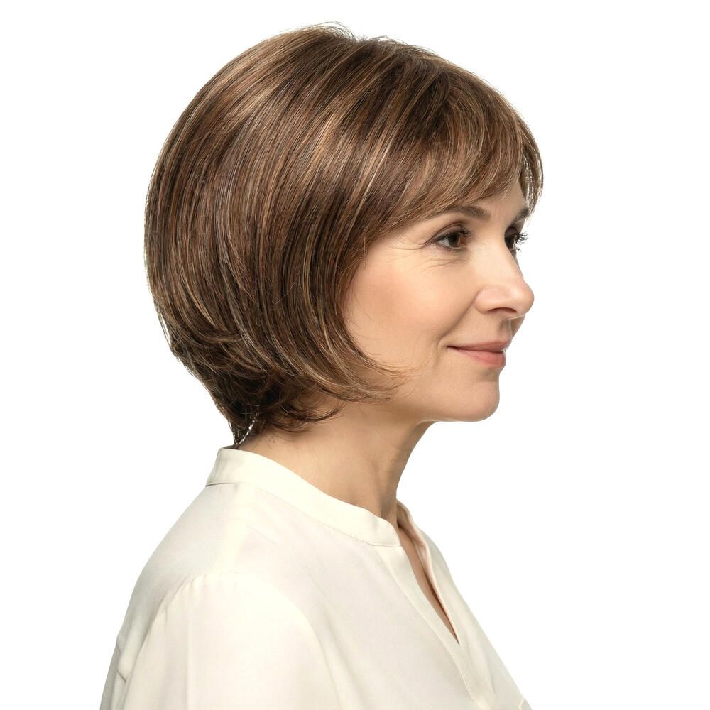 Perücke MAILAND von DELUXE. Braun-meliertes Haar mit Pony. Frau mit Perücke, Seitenansicht.