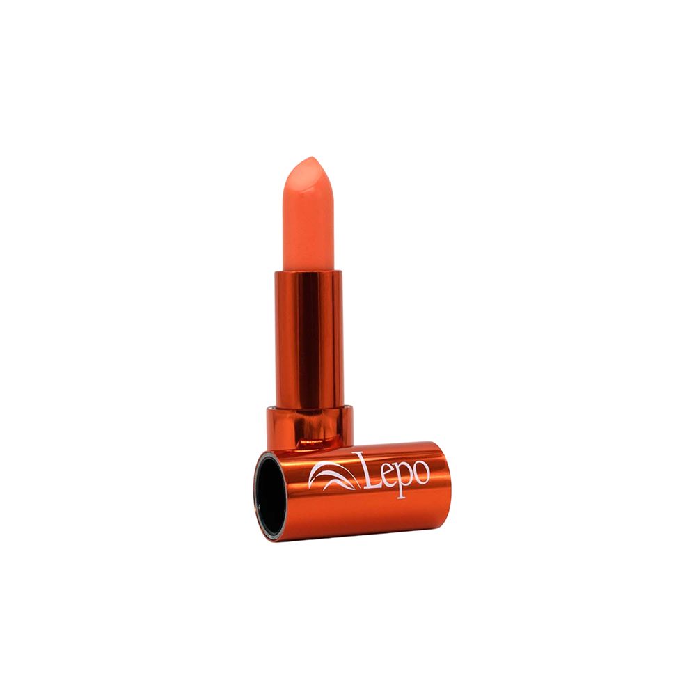 Un rossetto arancione di Lepo, parzialmente estratto, con un involucro in metallo arancione. Il rossetto è raffigurato su sfondo bianco. Il rossetto è aperto, con la punta visibile, e il cappuccio è accanto.