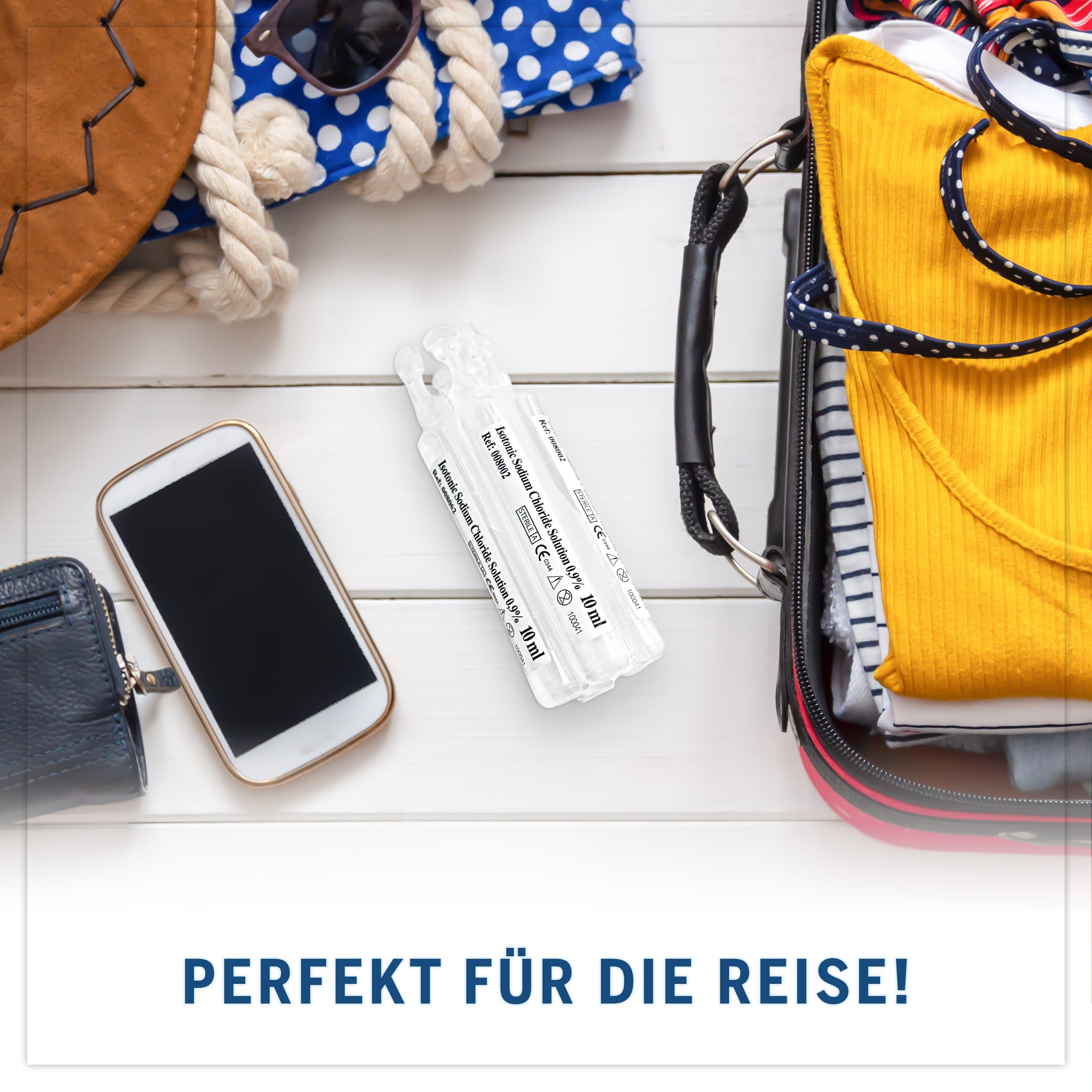 Ampullen isotonischer Natriumchloridlösung auf weißem Tisch. Reiseutensilien: Koffer, Handy, Sonnenbrille, Hut.
