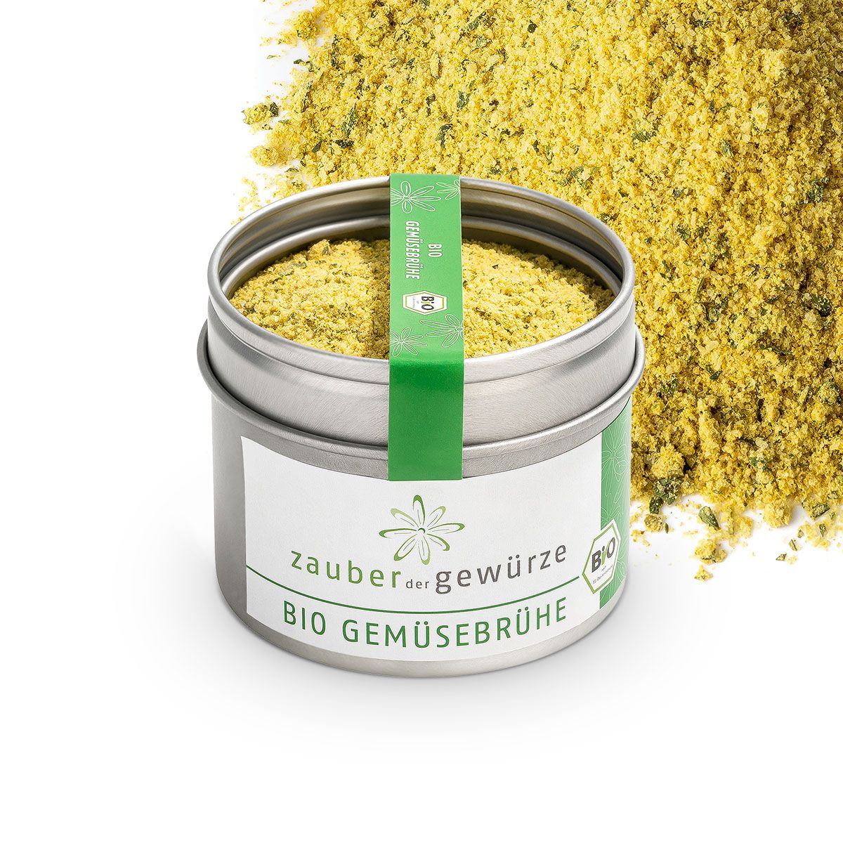Geöffnete Dose Bio Gemüsebrühe. Etikett mit Produktname und Bio-Siegel. Grüner Streifen. Streuung von Brühe daneben.