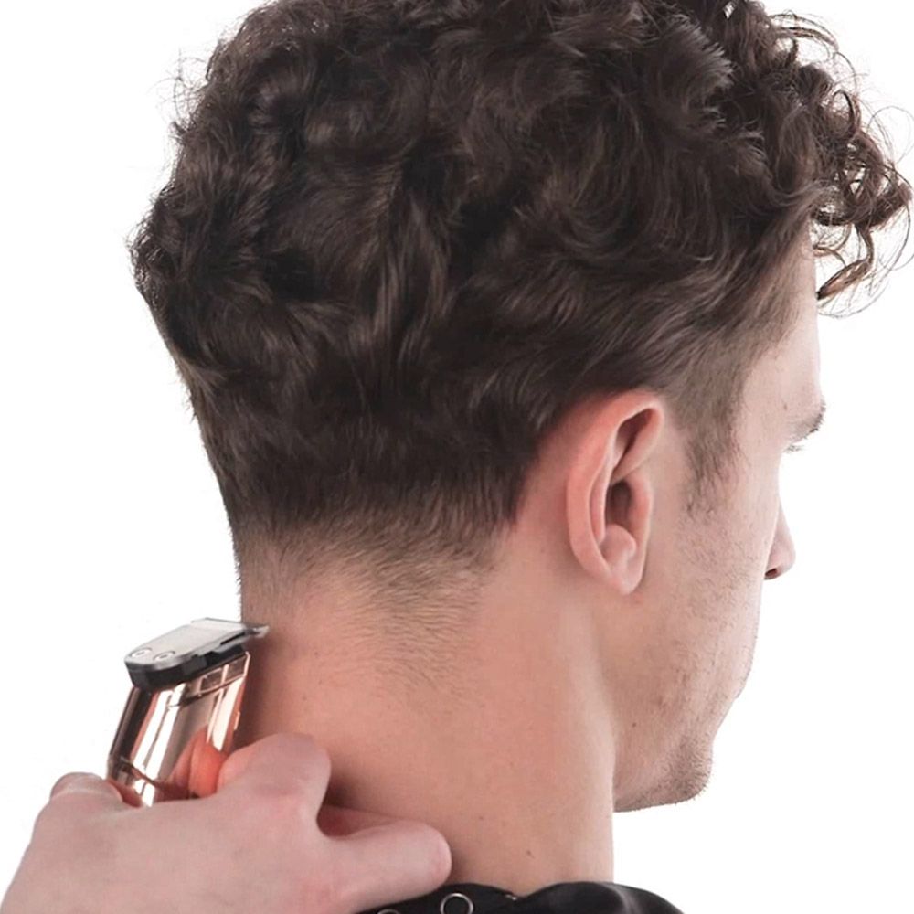 Mann mit Locken. Trimmer am Nacken. Gehäuse in Roségold und Silber. Person schneidet Haare.