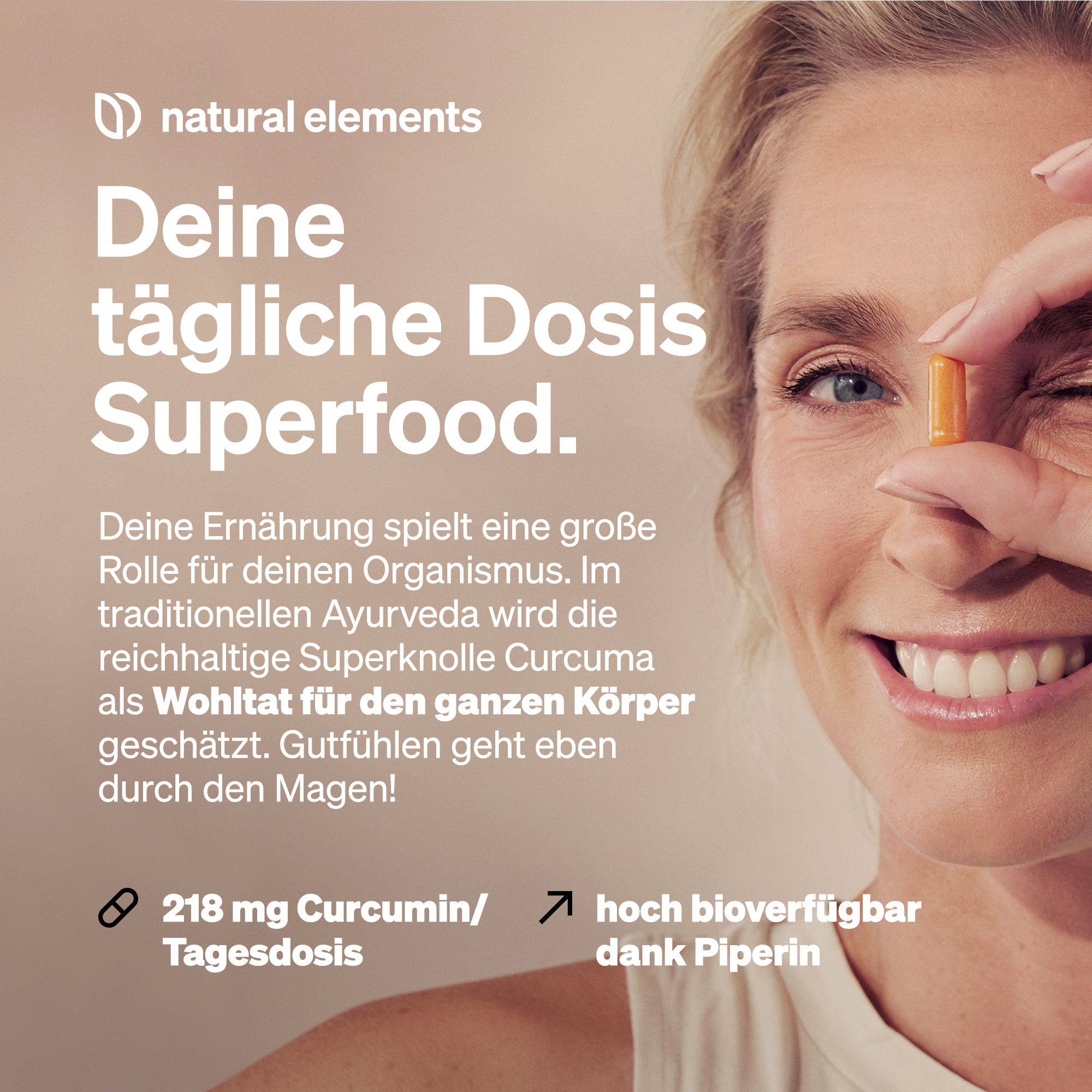 Frau hält Kapsel. Text: Deine tägliche Dosis Superfood. 218 mg Curcumin/Tagesdosis. Hoch bioverfügbar dank Piperin.