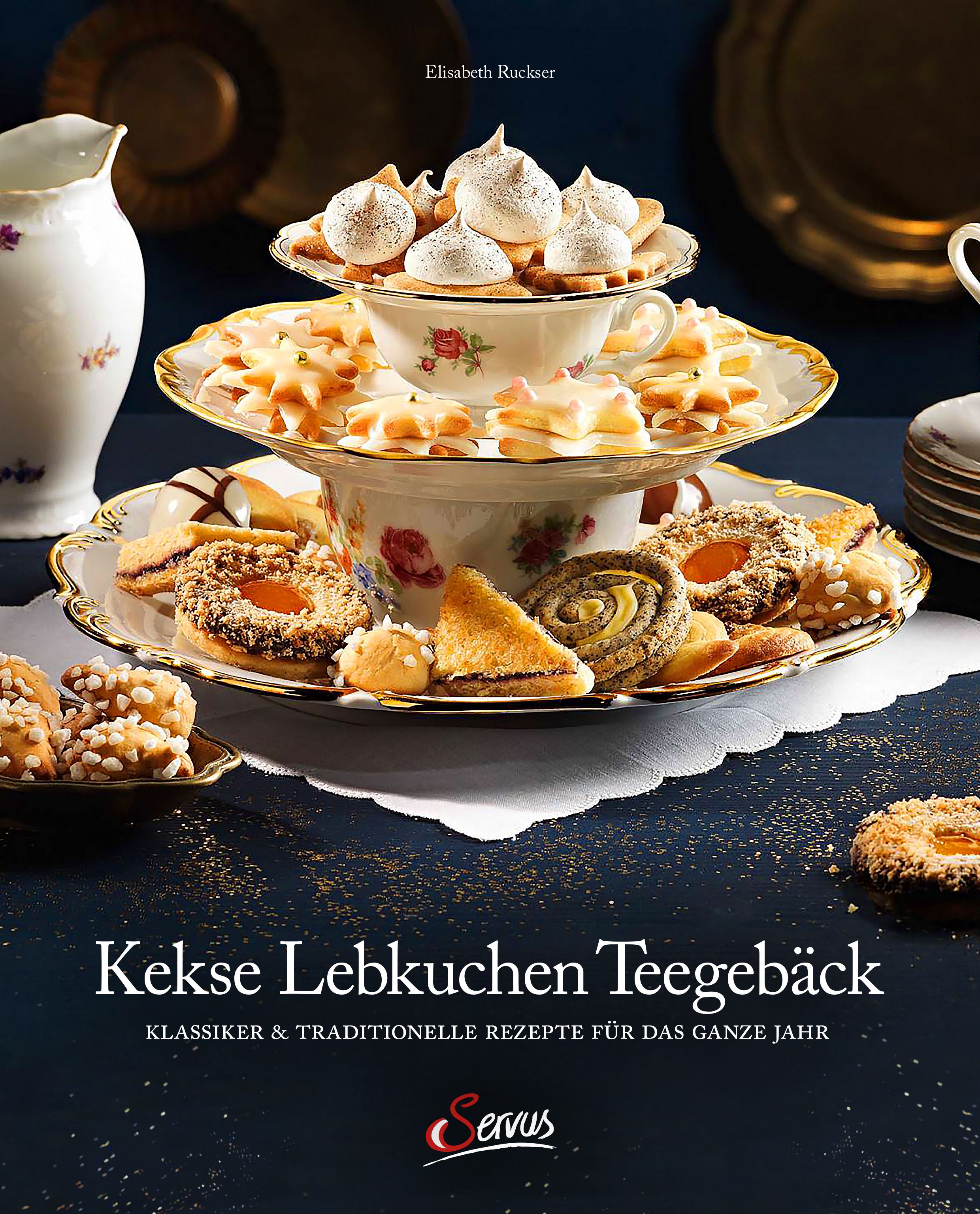 Gebäckauswahl auf einem dreistufigen Serviertablett. Aufschrift: Kekse Lebkuchen Teegebäck. Servus-Logo.