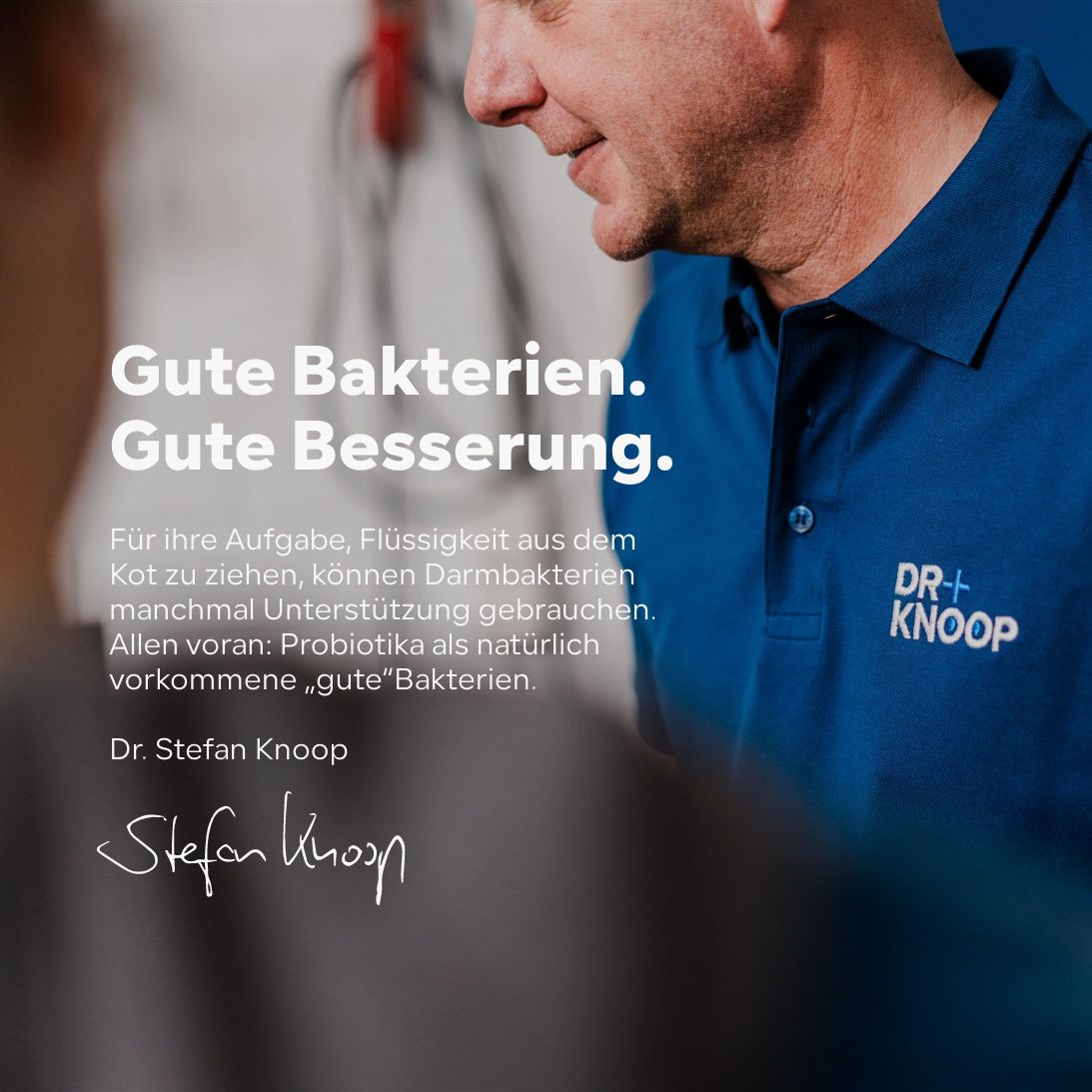 Mann im blauen Hemd, Text: Gute Bakterien. Gute Besserung. Unterschrift Dr. Stefan Knoop.