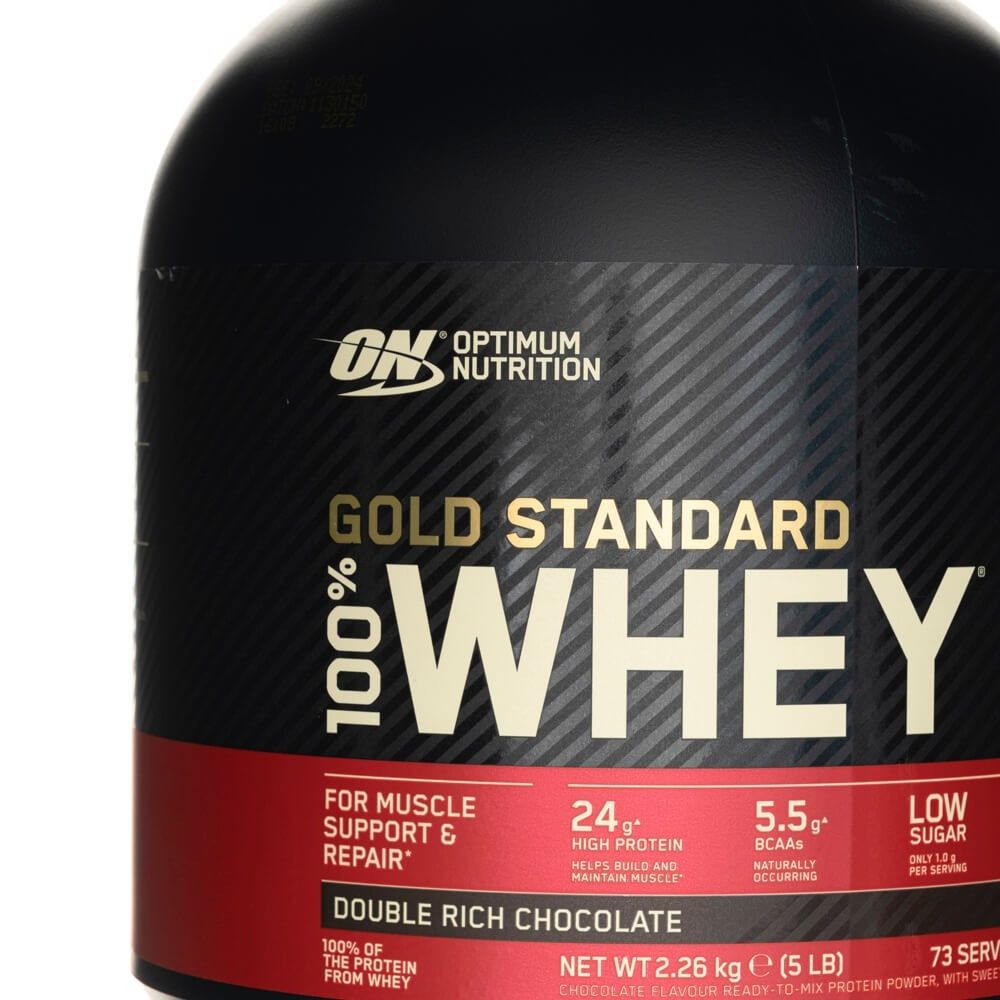 Nahaufnahme der Dose Optimum Nutrition Gold Standard 100% Whey Protein, Doppelter reicher Schokoladengeschmack.