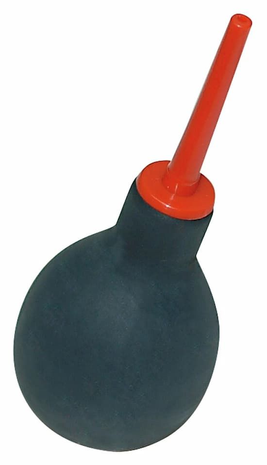 Dunkelgraue, birnenförmige Dusche mit rotem Applikator. Der Applikator ist schräg angebracht und hat eine abgerundete Spitze.