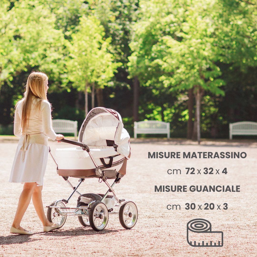 Donna spinge passeggino nel parco. Misure materassino: 72x32x4 cm, cuscino: 30x20x3 cm.