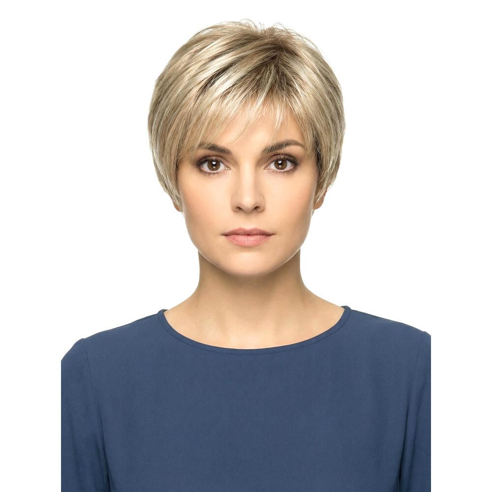 Kurzhaarperücke, blondiertes Haar mit Pony, frontal. Frau mit blauem Oberteil. Blick in die Kamera.