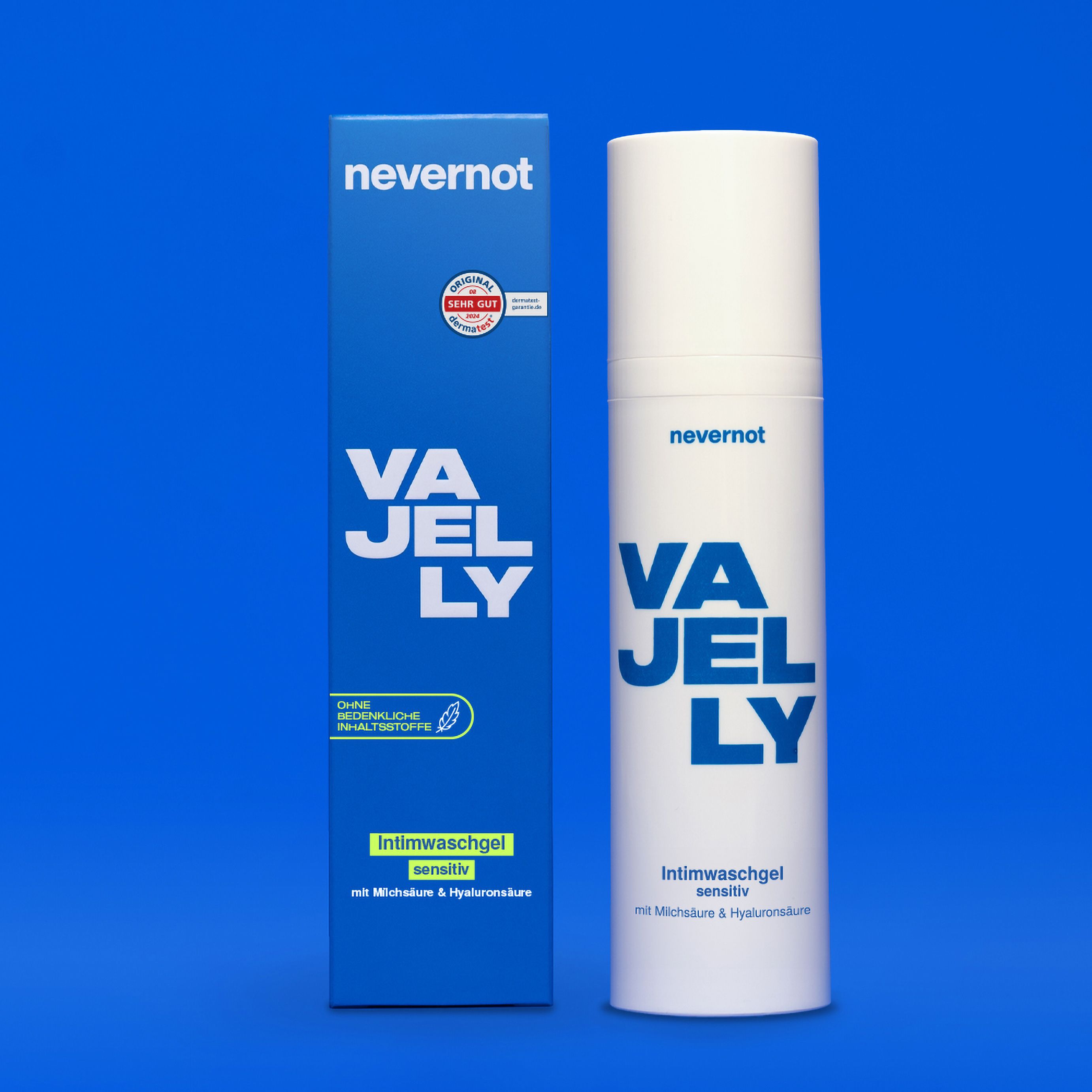 Blaues Produkt-Set mit Flasche und Verpackung. Aufschrift: Nevernot, Vajelly, Intimwaschgel sensitiv. Mit Milchsäure & Hyaluronsäure.