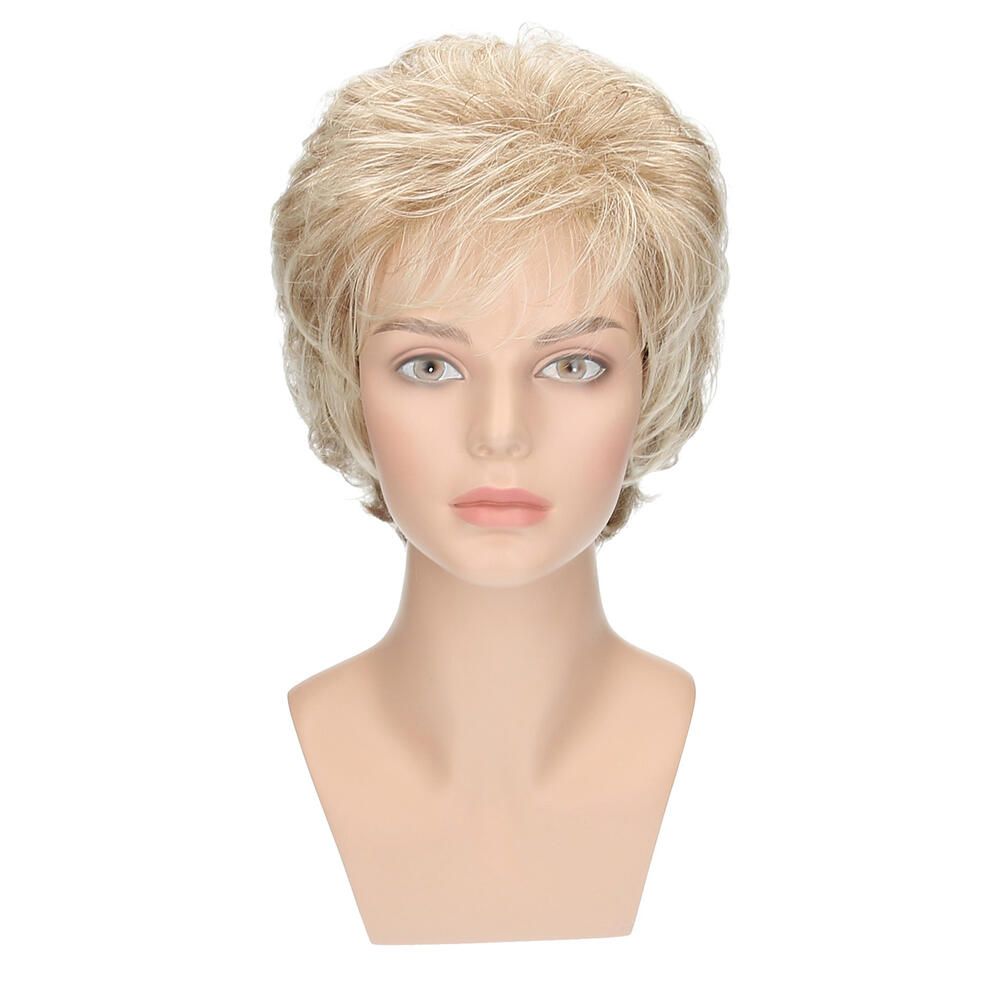 Perücke Mia von Lofty, blond, auf einem Schaufensterkopf. Frontansicht. Kurze, gewellte Haare mit Pony.