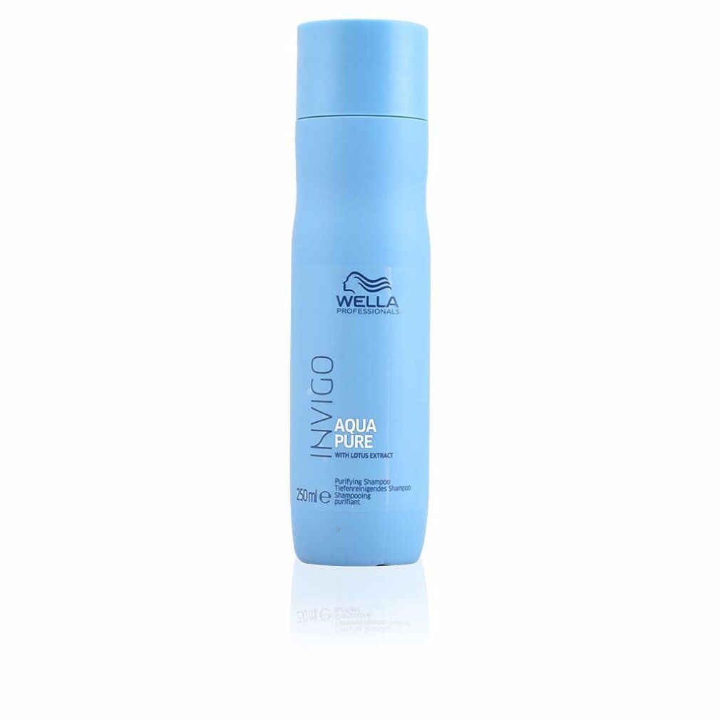 Hellblaue Shampoo-Flasche. Aufschrift: Invigo Aqua Pure, Wella Professionals. Mit Lotus-Extrakt. 250ml.