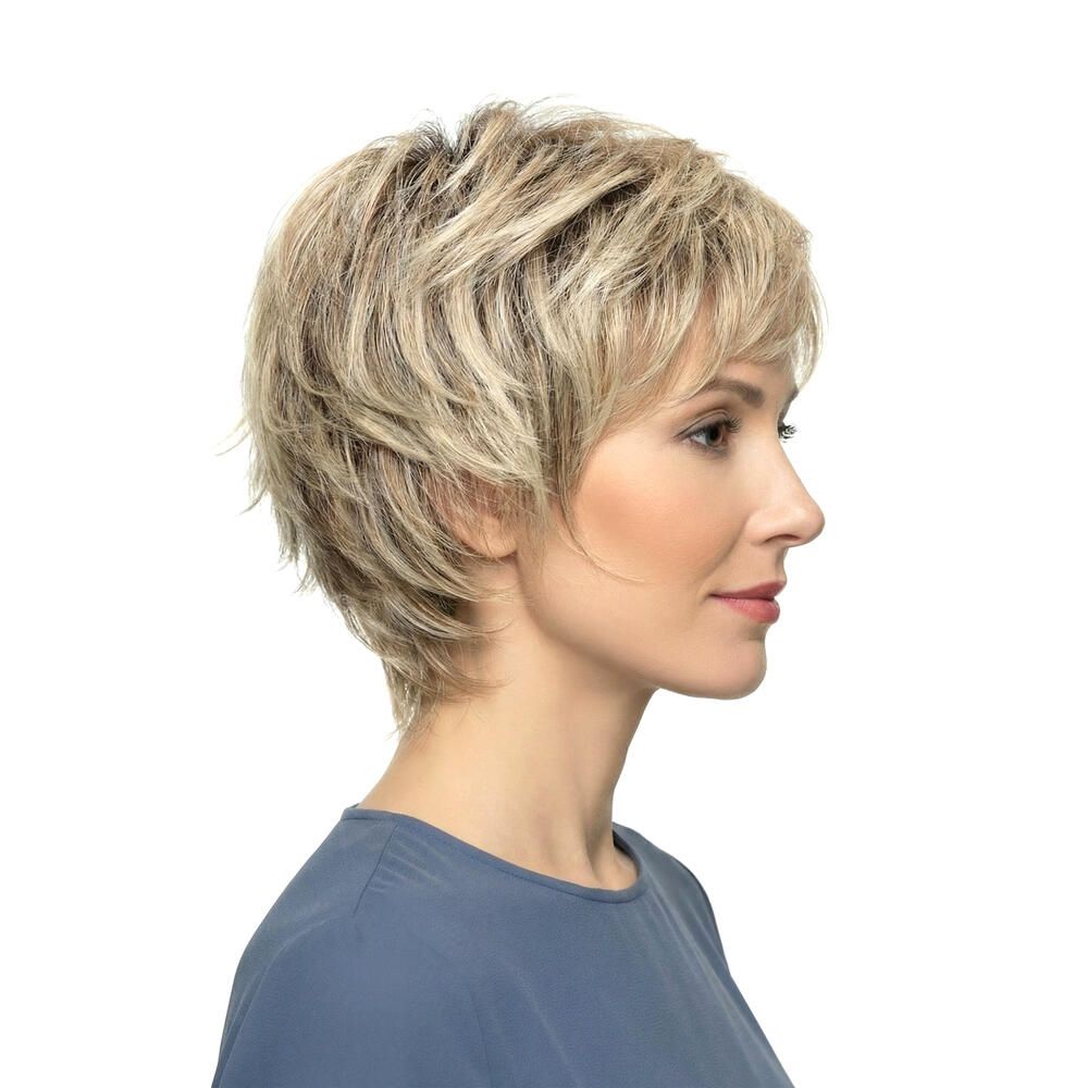Kurzhaarperücke in Blondtönen, seitlich von einer Frau getragen. Die Frisur hat einen Pony und ist leicht gestuft.