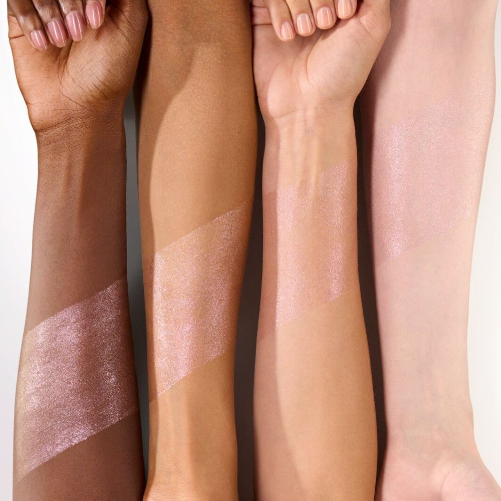 Vier Arme mit unterschiedlichen Hauttönen, auf denen schimmernde Swatches aufgetragen sind.