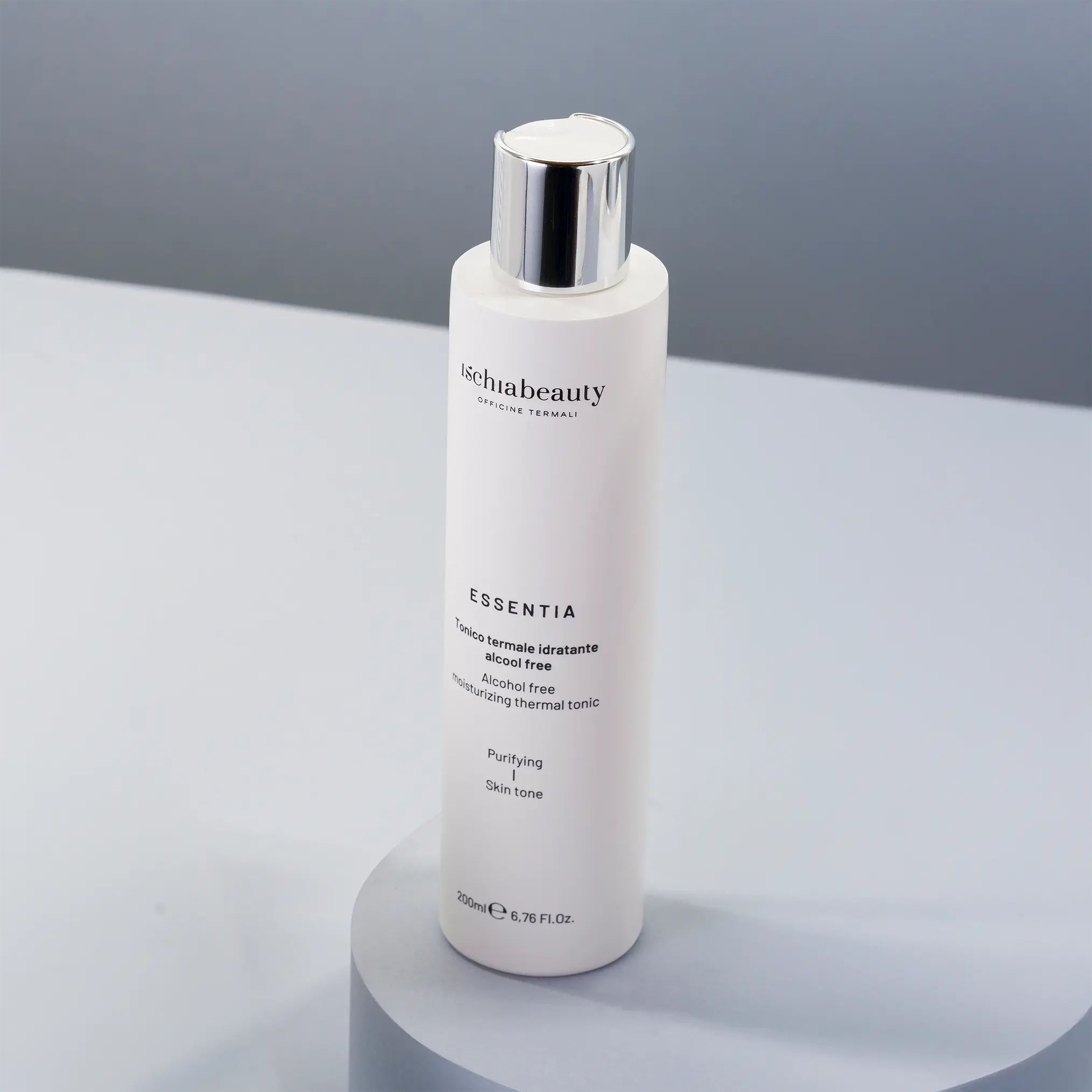 Weiße Flasche mit silbernem Deckel. Aufschrift: ischiabeauty, Essentia, Tonico termale idratante alcool free. 200ml.