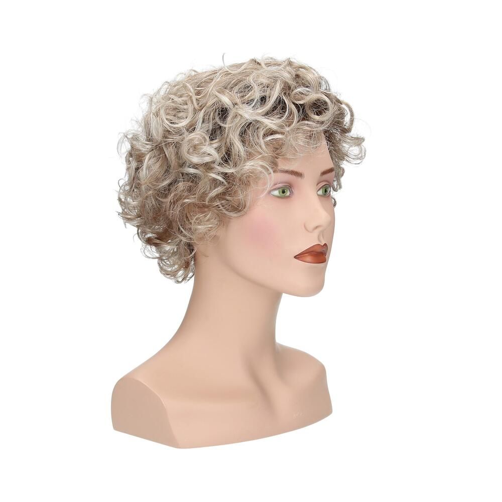 Perücke mit lockigem, blondem Haar auf einem Schaufensterkopf. Schräge Ansicht.
