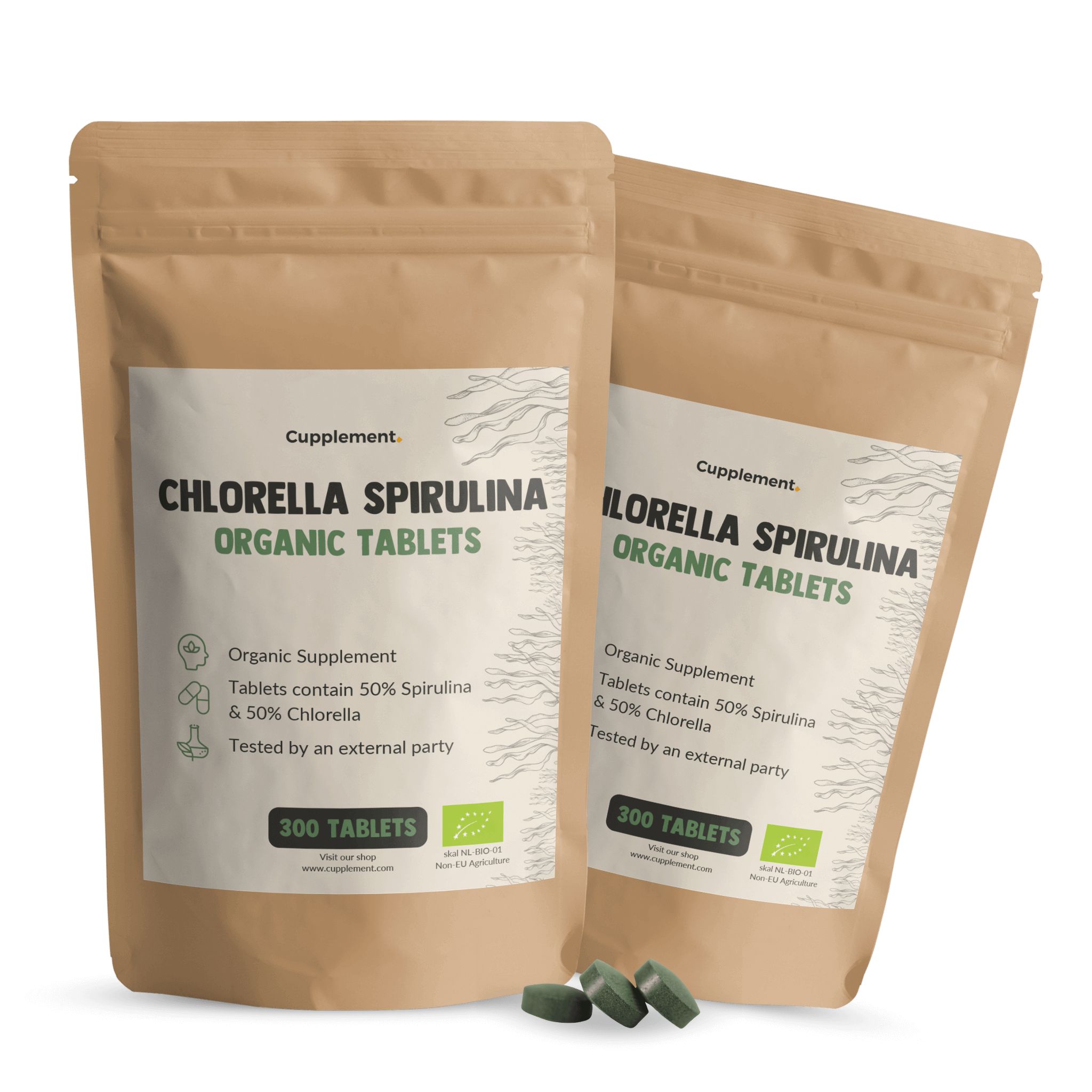 Zwei Beutel Cupplement® Chlorella Spirulina Tabletten. Braune Verpackung, weißes Etikett, grüne Tabletten.