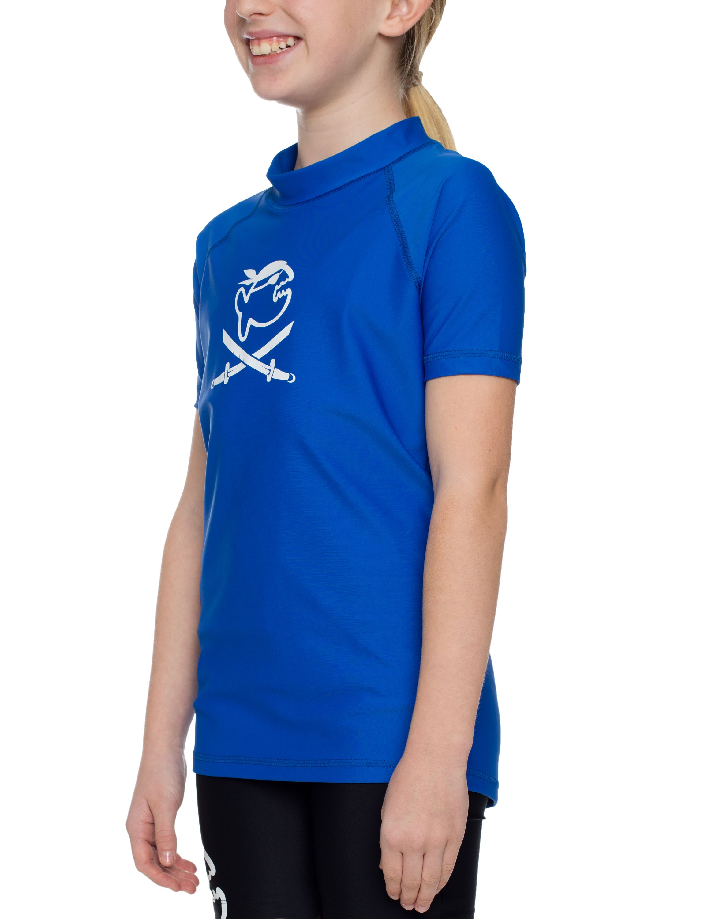 Kind in blauem Sonnenschutz-Shirt. Piraten-Motiv auf der Brust. Hoher Kragen, kurze Ärmel. Seitenansicht.