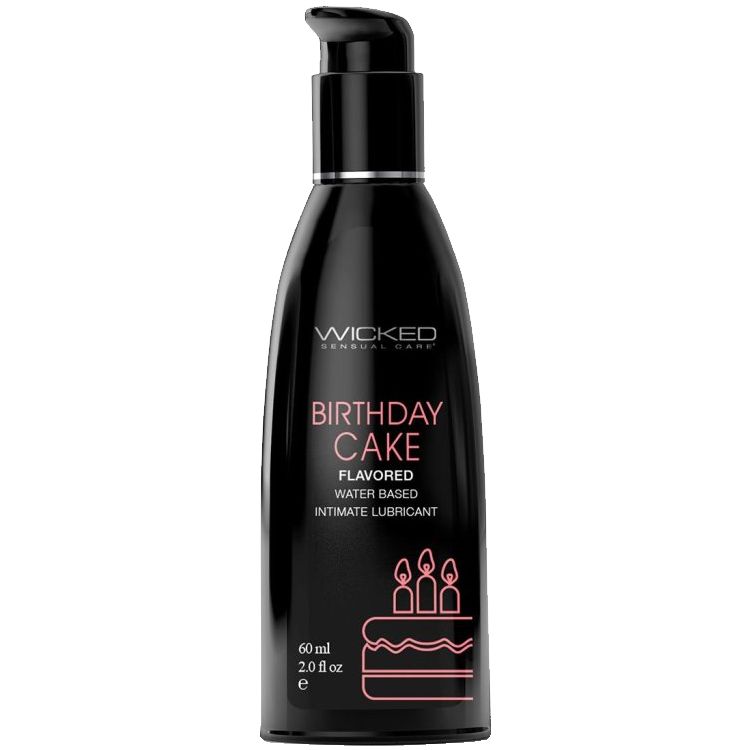 Schwarze Flasche mit Pumpe. Aufschrift: WICKED Sensual Care, BIRTHDAY CAKE, Flavourd, Water Based Intimate Lubricant. Abbildung: Kuchen mit Kerzen.