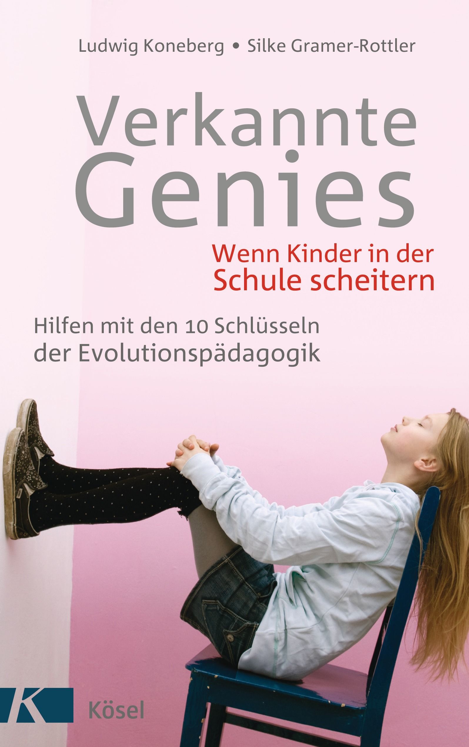Buchcover: "Verkannte Genies". Titel in Grau, Untertitel in Rot. Kind sitzt auf Stuhl, Beine an Wand. Verlag: Kösel.