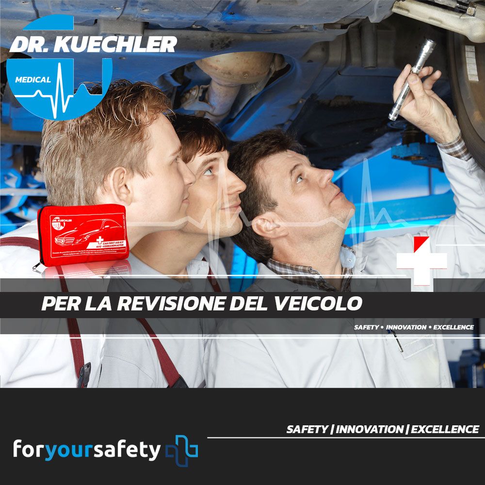 Mechaniker schauen unter Auto. Rote KFZ-Verbandtasche. Logo Dr. Kuechler Medical.