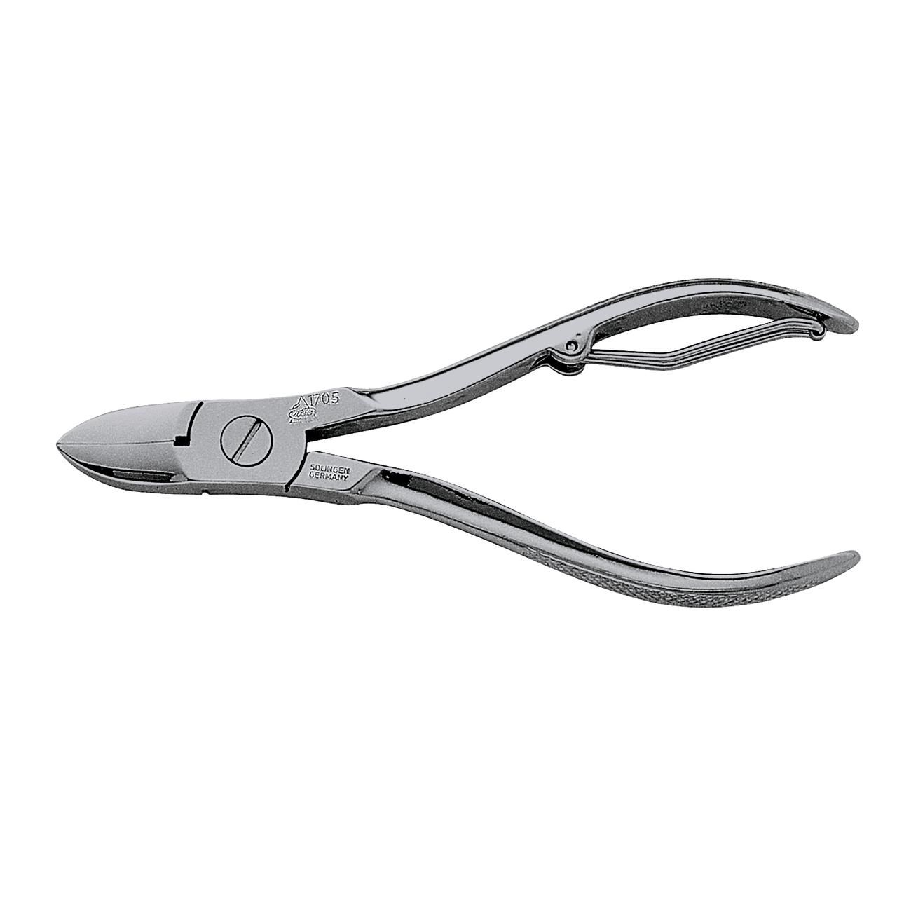 Nagelzange aus Metall. Silberfarben, mit gebogenen Griffen und Schneide. Gelenk mit Schraube. Aufschrift.