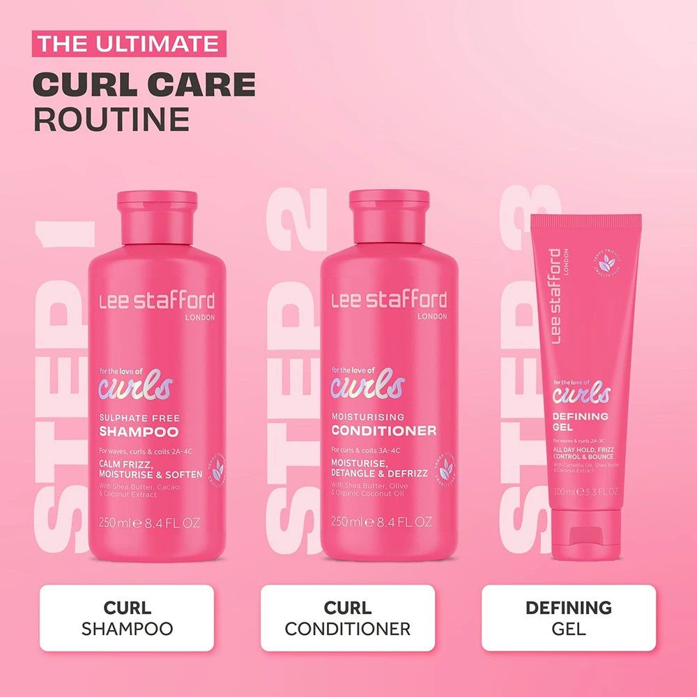 Drei Produkte von LEE STAFFORD For The Love Of Curls: Shampoo, Conditioner und Defining Gel in rosafarbenen Flaschen und Tuben.
