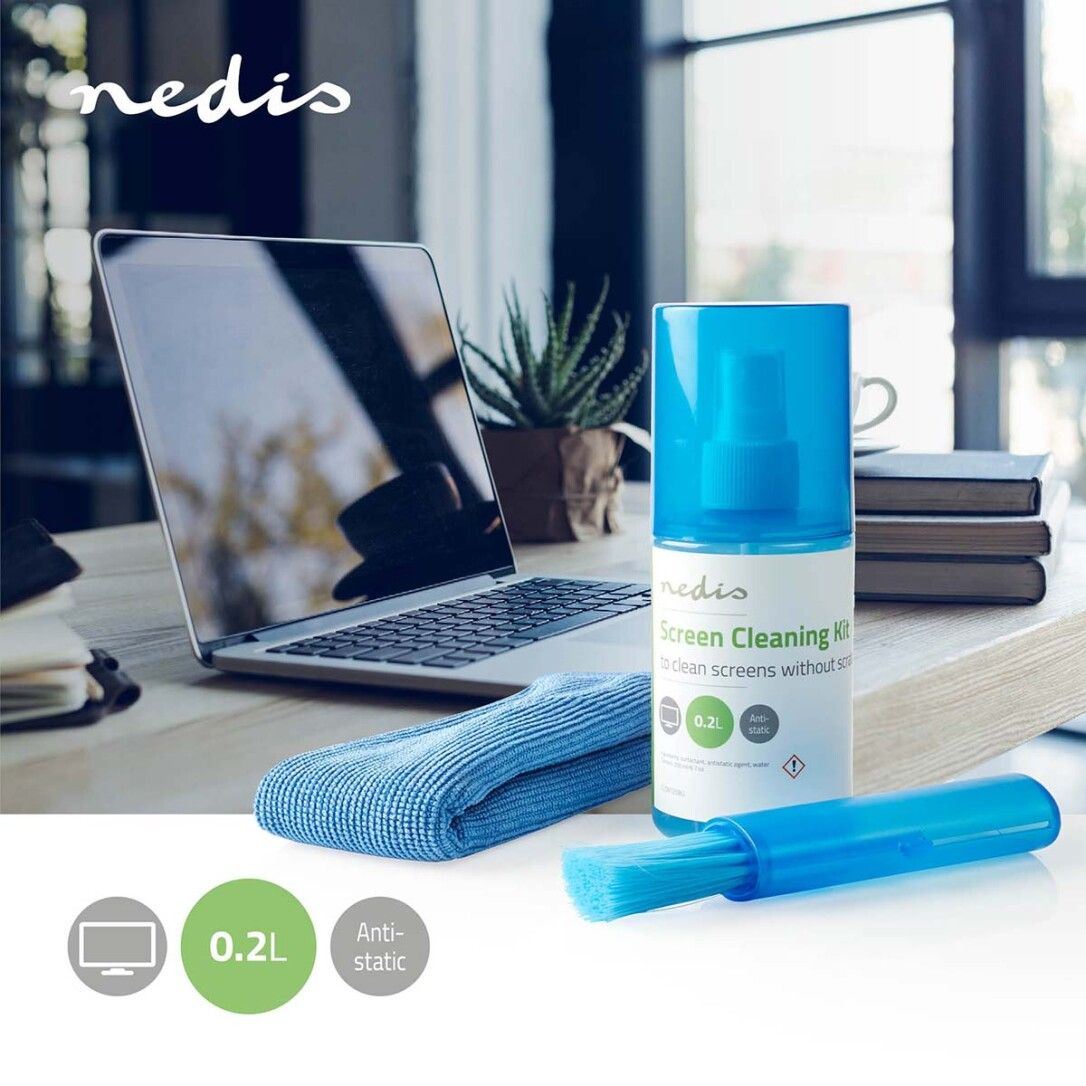 Bildschirmreiniger-Kit mit Sprühflasche, Mikrofasertuch und Bürste. Auf einem Tisch neben einem Laptop.