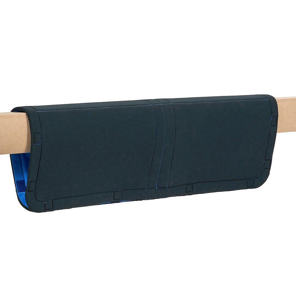 Dunkelblaue Auflagematte für Schwebebalken. Rechteckig, mit blauer Innenseite. An einem Holzbalken befestigt.