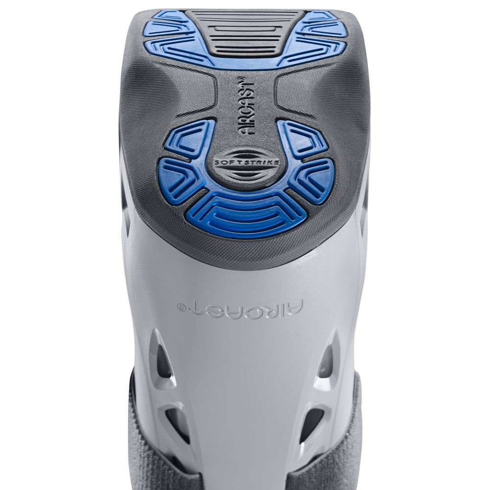 Detailansicht der AIRCAST Airselect Elite Walker Orthese: Blaue AIRCAST Softstrike-Elemente auf der Sohle.