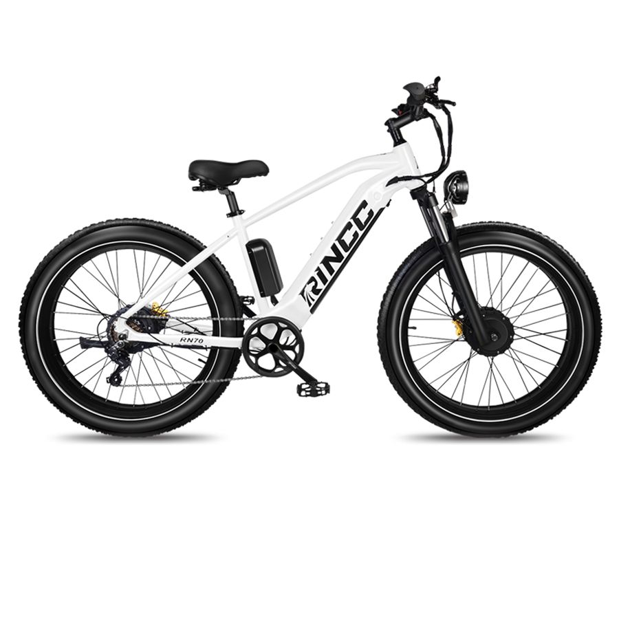 Weißes E-Mountainbike Rincc RN70. Schwarze Reifen, Gepäckträger, Scheinwerfer und Akku. Rincc-Logo.