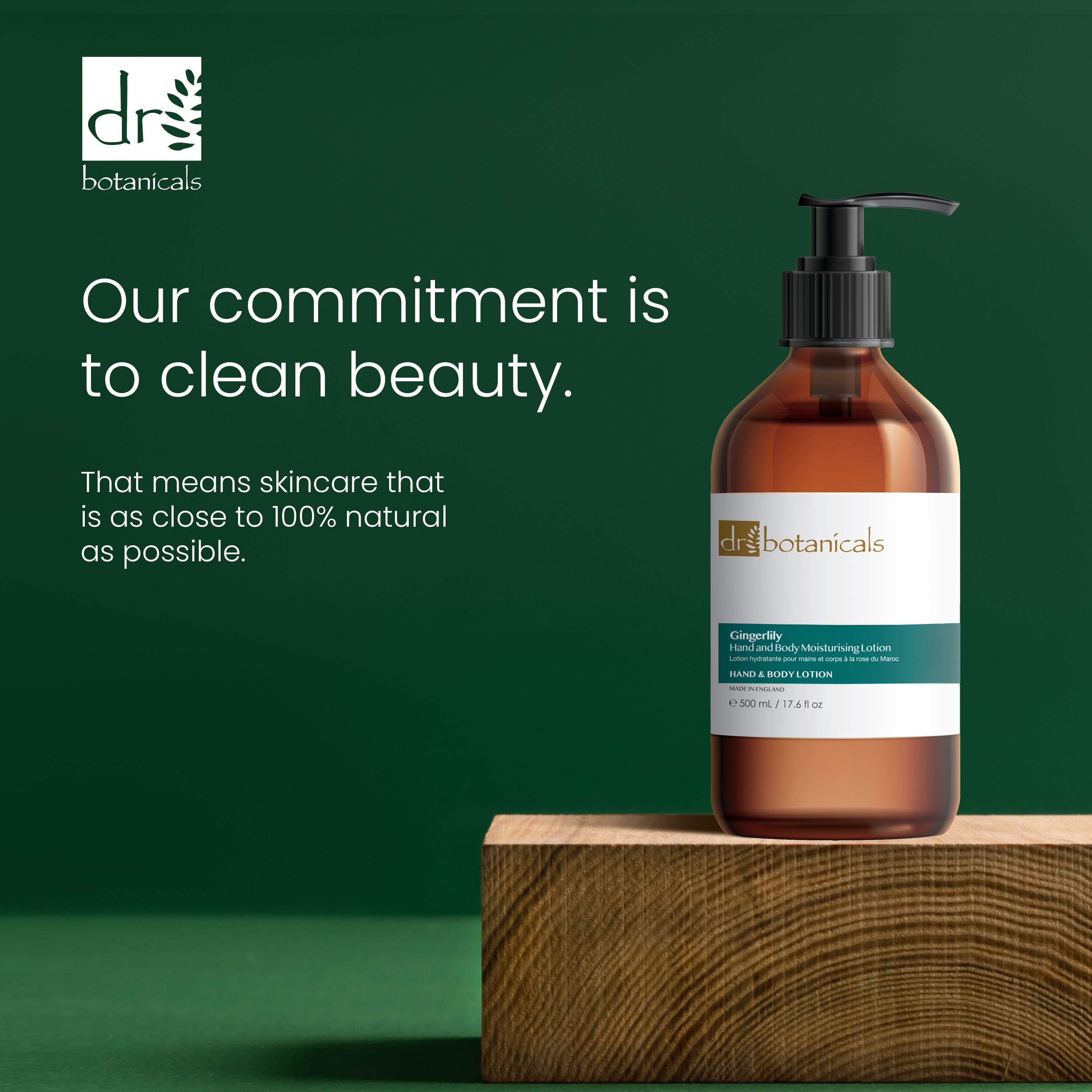 Braune Flasche auf Holzblock. Text: Our commitment is to clean beauty. Dr Botanicals Gingerlily Hand & Body Moisturising Lotion.