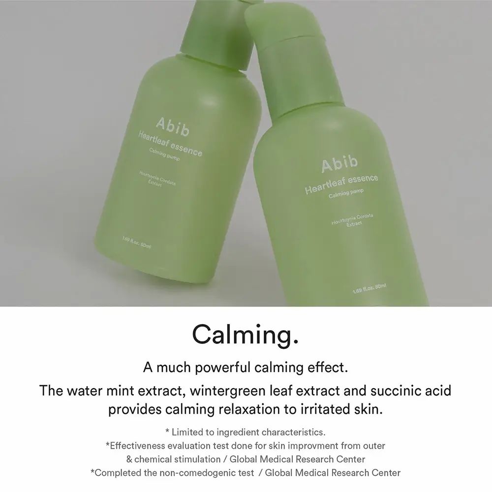 Zwei grüne Flaschen mit Pumpverschluss. Aufschrift: Abib Heartleaf essence Calming pump. Text über beruhigende Wirkung.