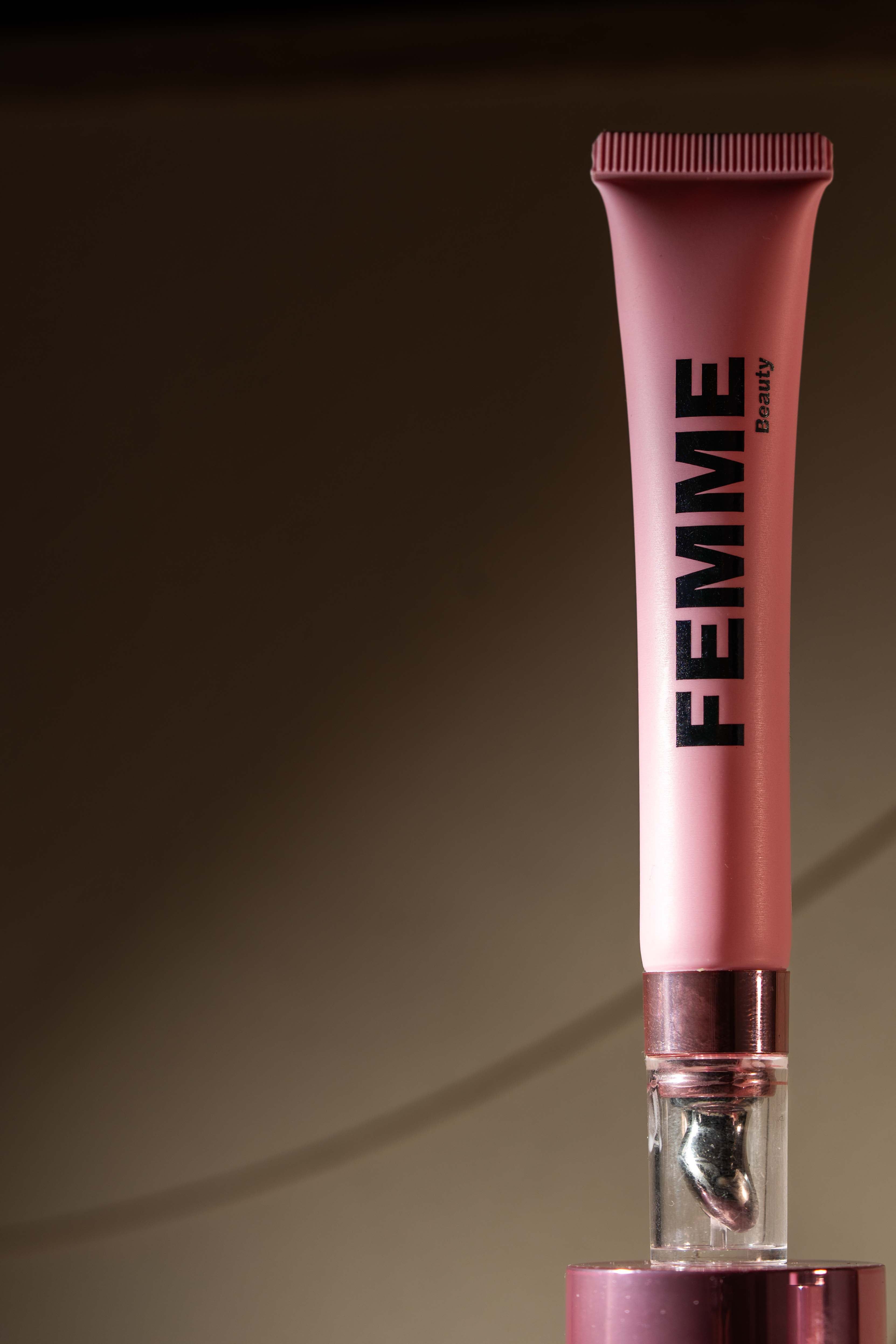 FEMME Beauty Augencreme in rosa Tube mit Applikator.