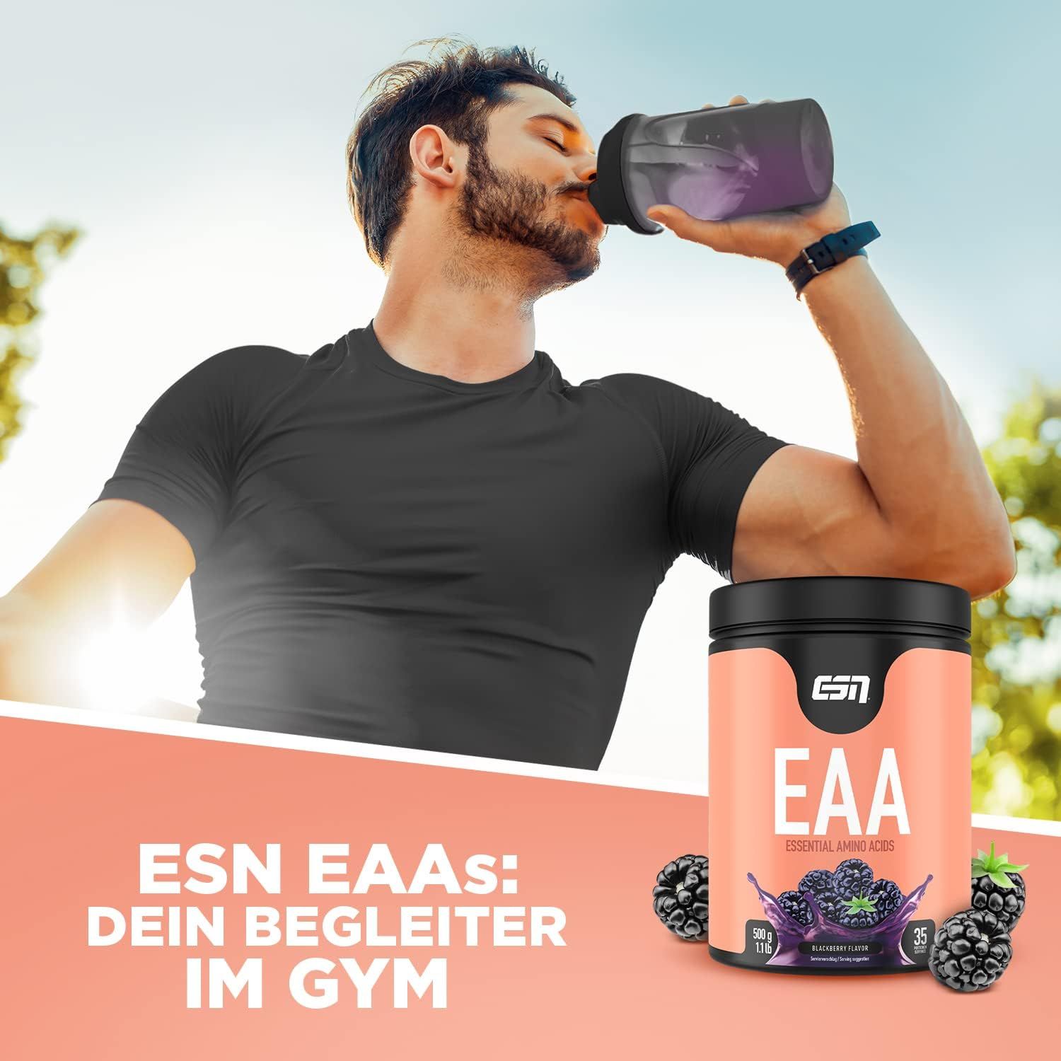 Mann trinkt aus einem Shaker. ESN EAA-Behälter mit EAA-Schriftzug und Brombeeren. Text: ESN EAAs: Dein Begleiter im Gym.