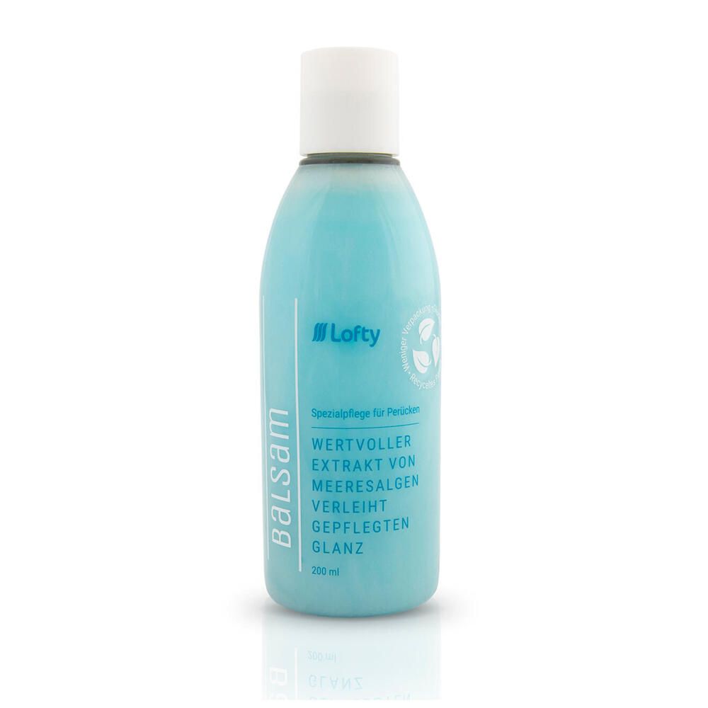Hellblaues Balsam in einer Flasche mit weißem Deckel. Aufschrift: Lofty, Balsam, wertvoller Extrakt von Meeresalgen, verleiht gepflegten Glanz.