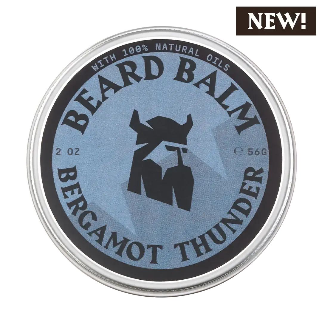 Runde Metall-Dose mit blauem Etikett. Aufschrift: BEARD BALM, BERGAMOT THUNDER, 2 OZ, 56G. Logo: Wikingerkopf. Mit „NEW!“ gekennzeichnet.