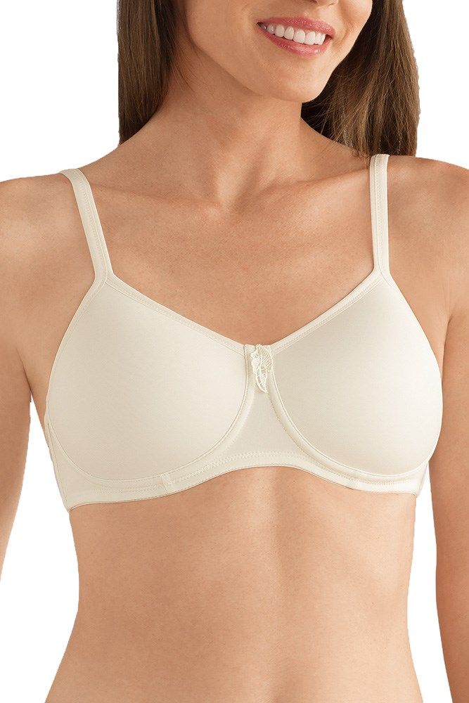 Beiger Schalen-BH mit Trägern. Frontansicht einer Frau, die den BH trägt. Dezentes Design mit Spitze am Mittelsteg.