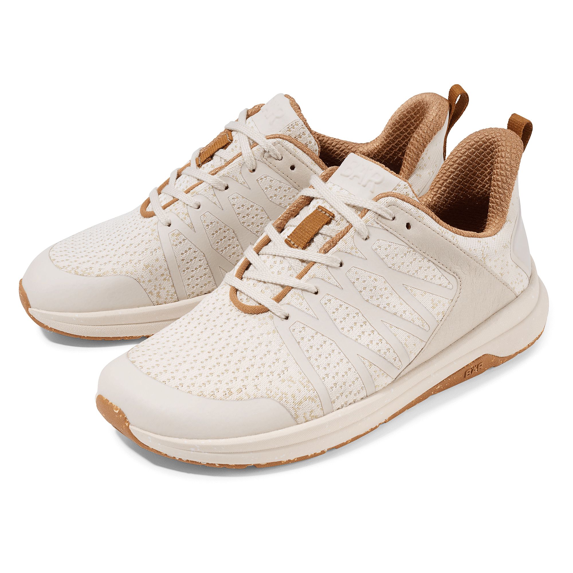 Zwei cremefarbene Unisex-Sneakers mit Schnürsenkeln. Braune Akzente an Zunge, Ferse und Sohle. Mesh-Obermaterial.